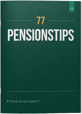 Ett mörkblått broschyromslag med titeln ”77 pensionstips”. Längst ner på omslaget är det en logotyp för Fisher Investments Norden.