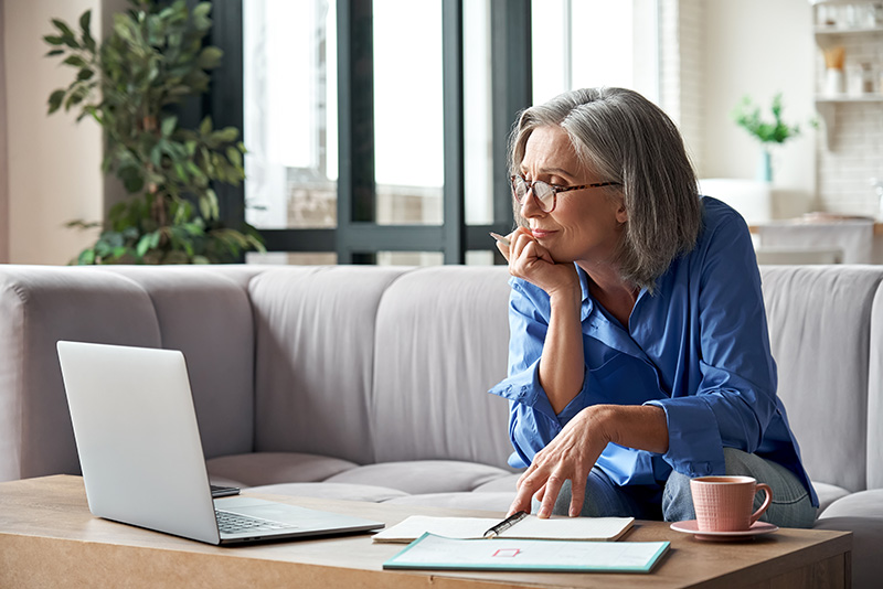 woman assessing her current financial outlook using Fisher Investments net worth calculator  
