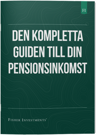 Ett mörkblått broschyromslag med titeln ”Den kompletta guiden till din pensionsinkomst”. Längst ner på omslaget är det en logotyp för Fisher Investments Norden.