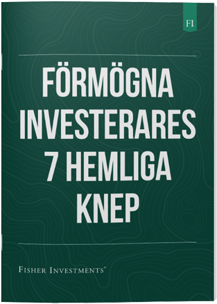 Ett mörkblått broschyromslag med titeln ”Förmögna investerares 7 hemliga knep”. Längst ner på omslaget är det en logotyp för Fisher Investments Norden.